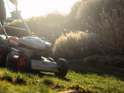 Lärmender Rasenmäher Schallschutz