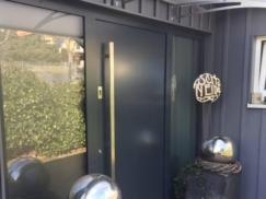 Aluminium Haustür PaXentrée mit 2 Seitenteilen und Fingerscan in Bad Harzburg