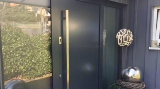 Aluminium Haustür PaXentrée mit 2 Seitenteilen und Fingerscan in Bad Harzburg